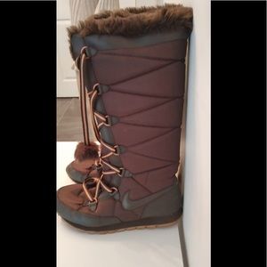 Nike brown Pom Pom fur lined lace up boots 7.5